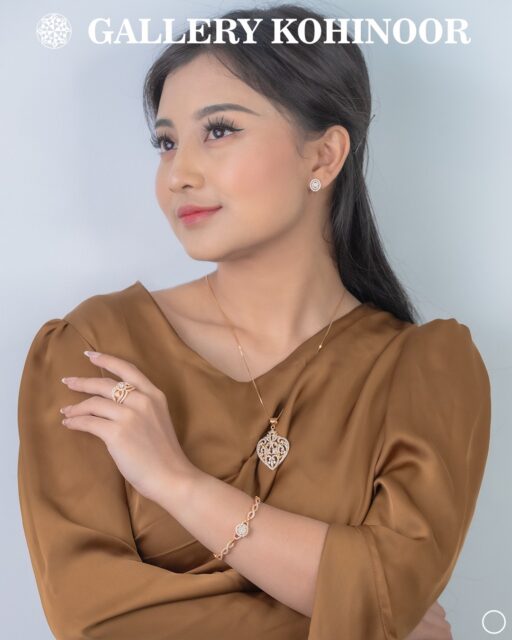 Tampil menawan dengan koleksi perhiasan Gallery Kohinoor
.
.
Dapatkan koleksi perhiasan emas model terbaru hanya di @gallerykohinoor
ALWAYS YOUNG & STAY GOLD🌟💫
.
.
More Info : ⤵️⤵️⤵️
Whatsapp :  087869999909 
Our outlets :
Gallery Kohinoor : Jl. Sulawesi No. 106-108, Denpasar, Bali. (0361)237925
.
New Gallery Kohinoor : Jl. Sulawesi No. 80, Denpasar, Bali. (0361)8486111
.
Gallery Kohinoor Teuku Umar : Jl. Teuku umar No. 14, Denpasar, Bali. (0361)8488999
.
.
#gallerykohinoor #goldshopbali #tokoemasbali #antam #goldjewellry 
TRUSTED GOLD SHOP GALLERY KOHINOOR ⭐ GET THE BEST DESIGNS AND MODELS WITH THE BEST PRICE AND LOTS OF CHOICES HERE 💗